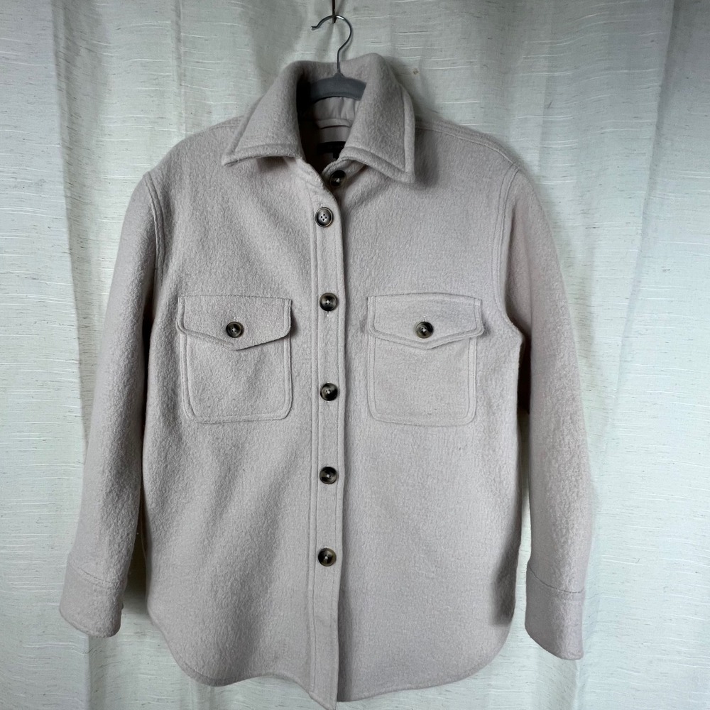 QUINCE 100% Merino Wool Shirt Jacket in Color Heather Bone.
Womens Small